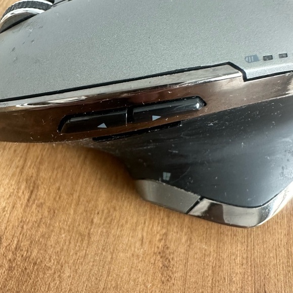 Verbatim Wireless Mouse Model: 98622 8-Button Deluxe Blue LED- No Battery Cover. - Picture 4 of 11